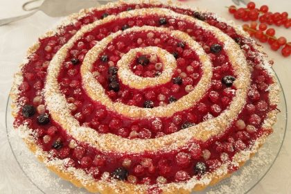 Johannisbeerkuchen -tarte mit verschiedenen Jaohannisbeeren