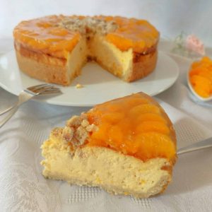 Käsekuchen mit Mandarinen und Streusel, Anschnittbild cremige Quarkmasse, Fruchtige Mandarinen und knusprige Streusel