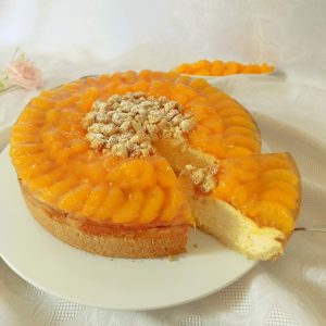 Anschnittbild vom Käsekuchen mit Mandarinen und Streusel, cremig und fruchtig