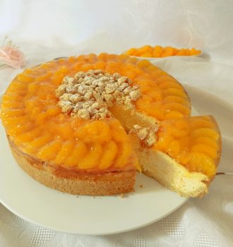 Anschnittbild vom Käsekuchen mit Mandarinen und Streusel, cremig und fruchtig