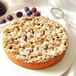Streuselkuchen mit Zwetschgen und einer Nussschicht sowie Nussstreusel, saftig und Knusprig