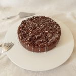 Streuselkuchen mit Pudding Schokolade und Kirschen