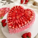 Herztorte mit Erdbeeren