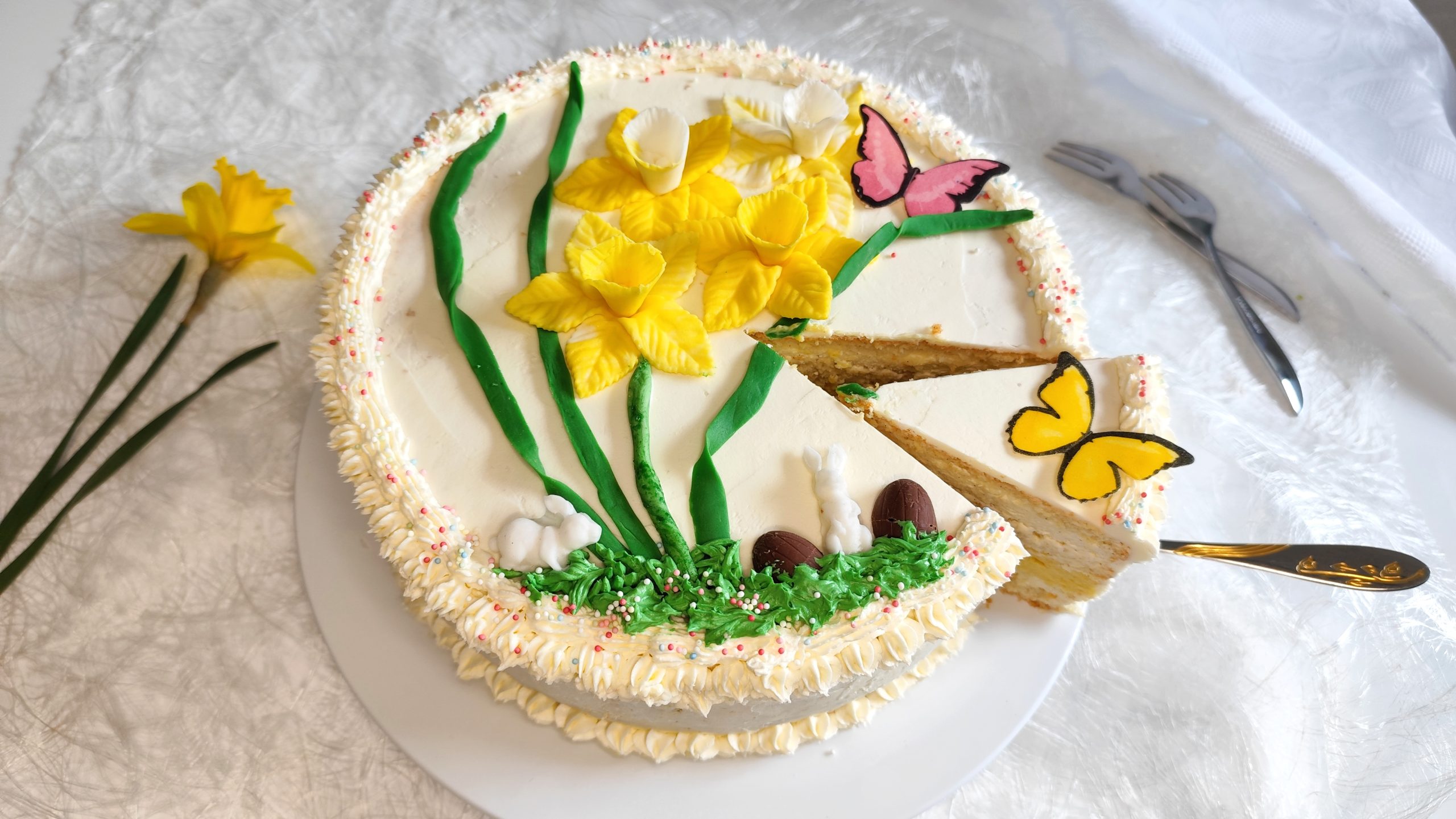 Ostertorte mit Vanillecreme und Mango-Schokocreme