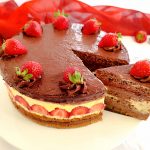 Schokotorte mit frischen Erdbeeren und einer leckeren Mascarponecreme