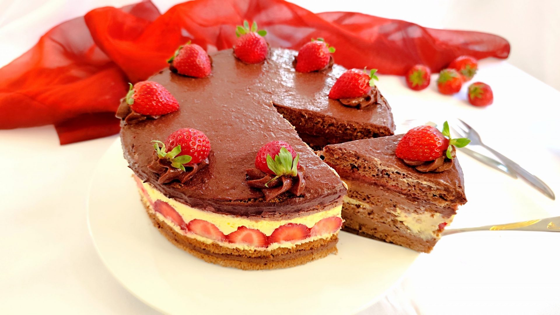 Schokotorte mit frischen Erdbeeren und einer leckeren Mascarponecreme
