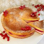Eierschecke mit Johannisbeeren