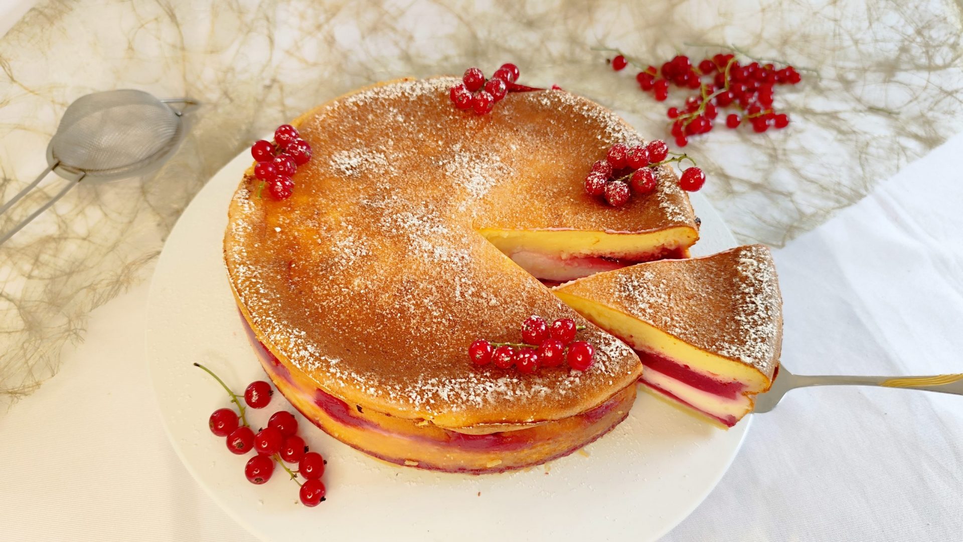 Eierschecke mit Johannisbeeren
