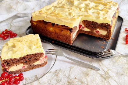 Käsekuchen mit Schokorührteig und Baiserhaube