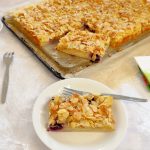 Blechkuchen mit Buttermilch und Mandeln