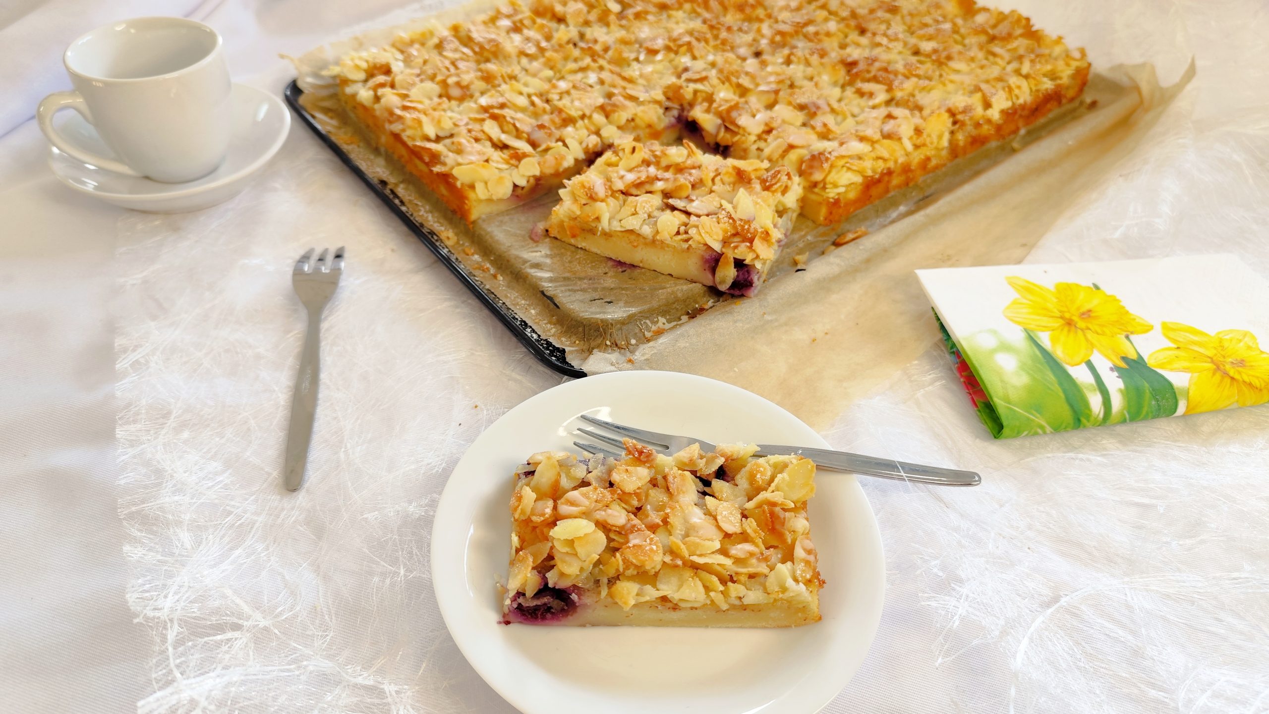 Blechkuchen mit Buttermilch und Mandeln