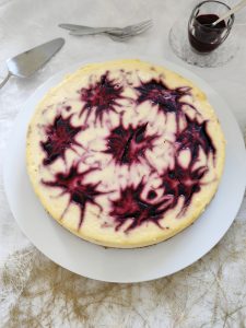 Käsekuchen New York - Cheesecake mit Johannisbeeren
