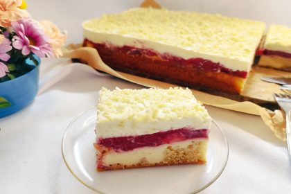 Käsekuchen mit Erdbeeren und Rührteig