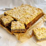 Mohnkuchen angeschnitten mit einem Stück auf dem Teller