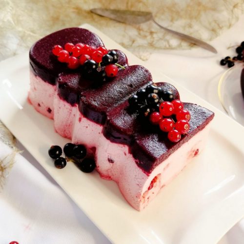 Johannisbeertorte Anschnitt auf einem Tortenteller und mit Johannisbeeren