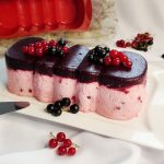 Johannisbeer-Joghurttorte auf Tortemnplatte