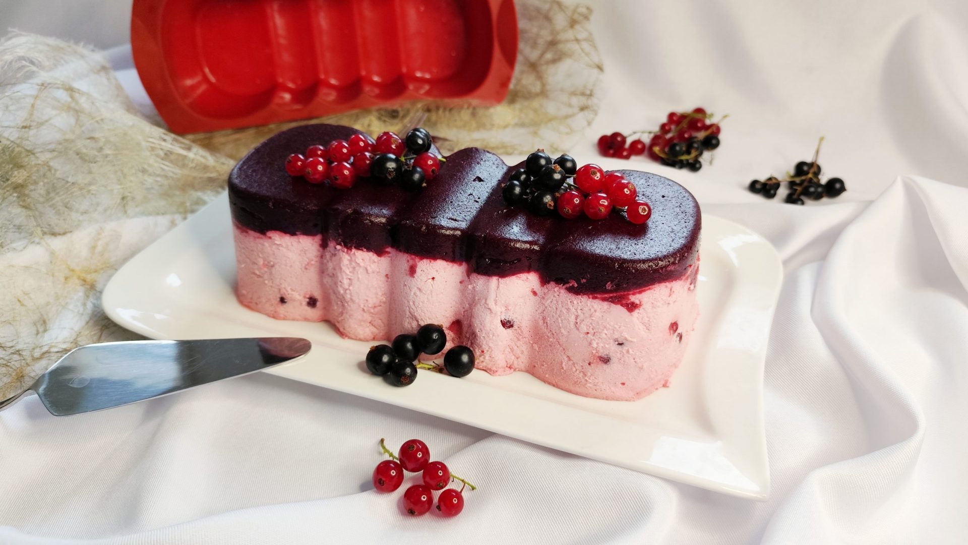 Johannisbeer-Joghurttorte auf Tortemnplatte