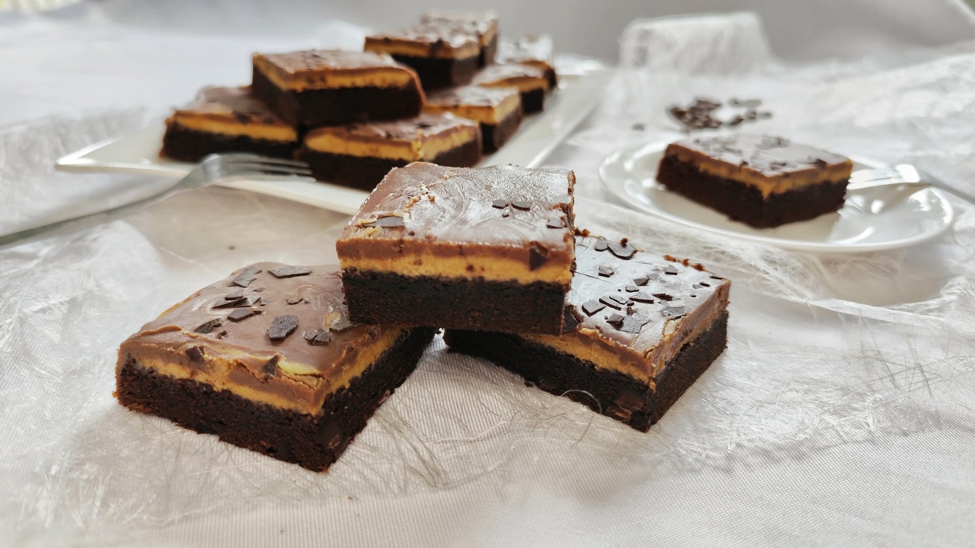 Kaffee Brownies serviert auf einem Tortenteller