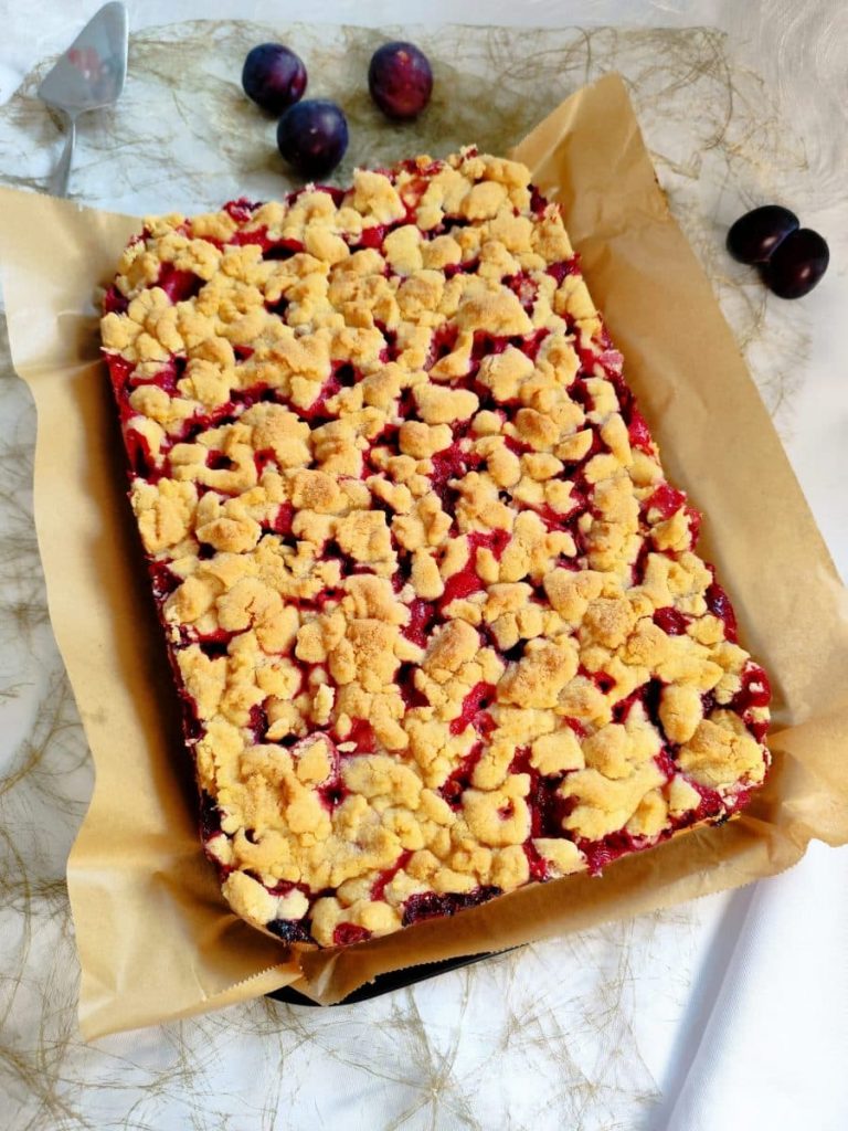 Pflaumenkuchen mit Rührteig und Streusel gebacken in einer rechteckigen Springform