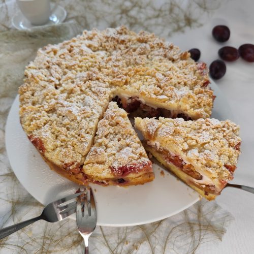 Pflaumenkuchen mit Rührteig und Streusel gebacken in einer Springform - einfach und schnell gebacken