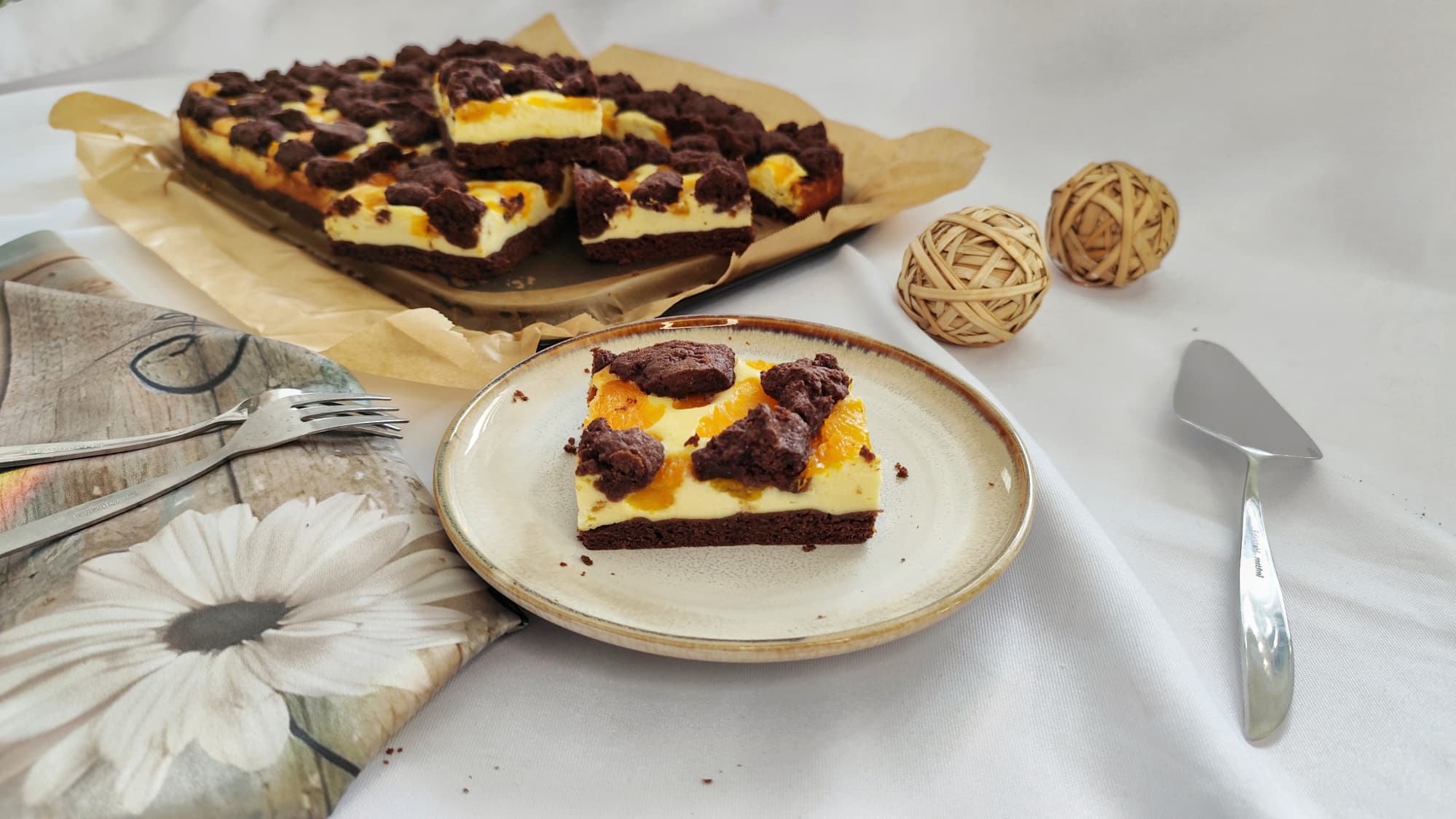Russischer Zupfkuchen mit Mandarinen - saftiger Schokoboden, cremige Quarkfüllung und fruchtige Zupfen auf Kuchenteller serviert