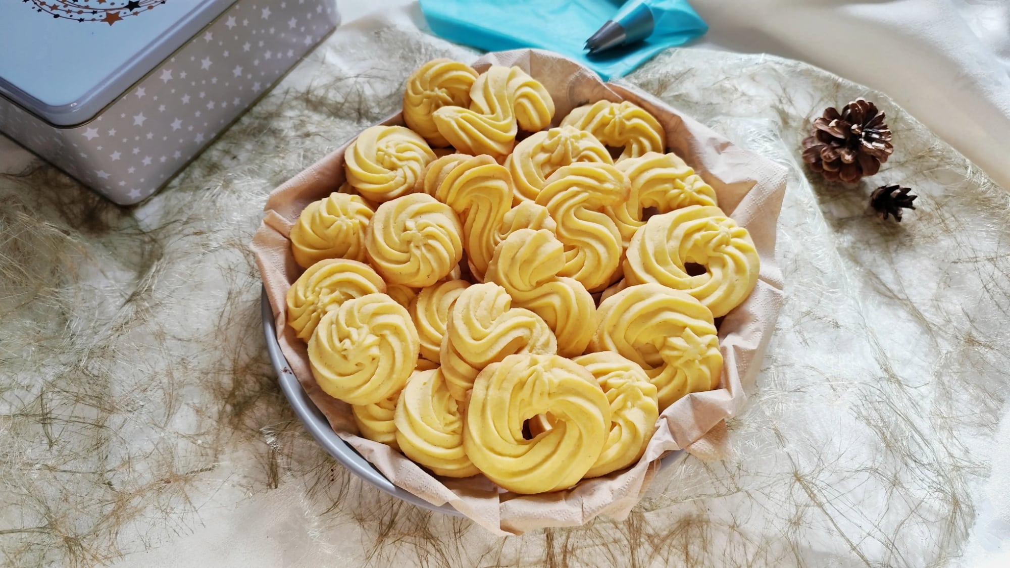 Traditionelles Spritzgebäck in verschiedenen Formen - goldbraun und knusprig